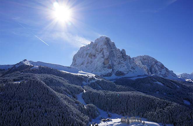 Dolomites: la chaîne de montagnes de Sassolungo en hiver