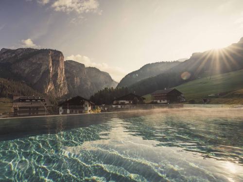 Pool Summer - Hotel Continental Dolomites
