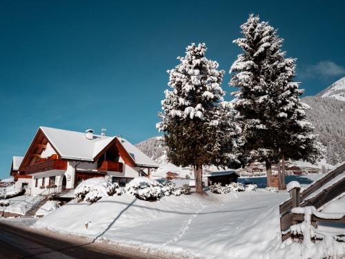 Chalet Romy Apartments, Selva Gardena - Dolomites Italy