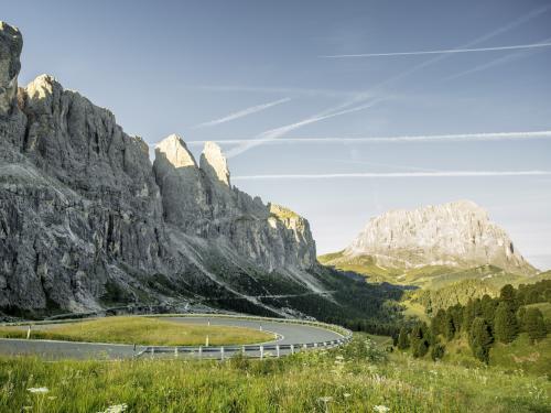 Uitzicht vanaf de Gardena-pas op de Sella-massief en Sassolungo