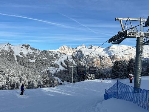 Umlaufbahn Piz Seteur II - View of the Ciampinoi ski slopes 5 and 6